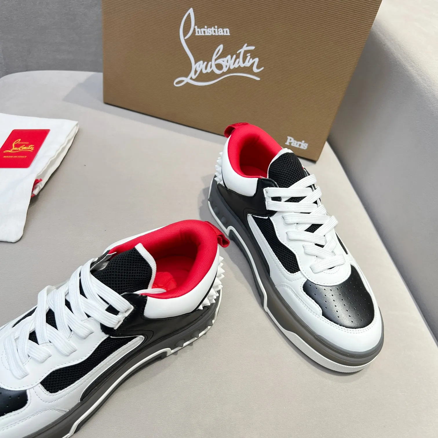 Men's shoes 💰700 🌹🌹🌹̋ Wang Junkai Yang Mi Xu Kai Zhang Jingyi Ding Chengxin Chen Muchi Wang Ziyi Same style Christian Louboutin 2024 [New product] ASTROLOUBI unisex thick-soled sports shoes red-soled shoes perfectly integrate fashion and sports, The fabrics are made of luxurious calfskin, soft suede, smooth satin and laminated leather, and the back is decorated with classic rivets. The interior is blended with a knitted tongue for added durability, breathability and quick-drying comfort. The outsole is made of a combination of EVA foam and imported rubber, and the colorful CL iconic letters on the side of the outsole show the brand's unique style. It is a ceiling-level comfortable skate shoe! ! ! Available in multiple colors, women’s sizes 35–40, men’s sizes 39–45